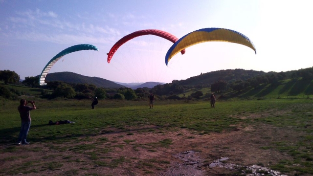 Groupe de parapentistes avant décollage 