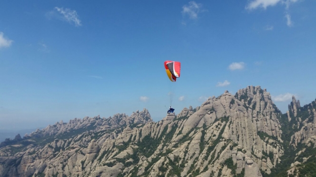  乘坐滑翔伞穿越蒙特塞拉特 