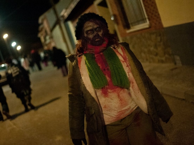 Zombie esperando a los participantes