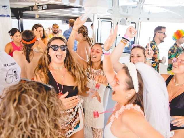 Bailando duranle la fiesta en barco