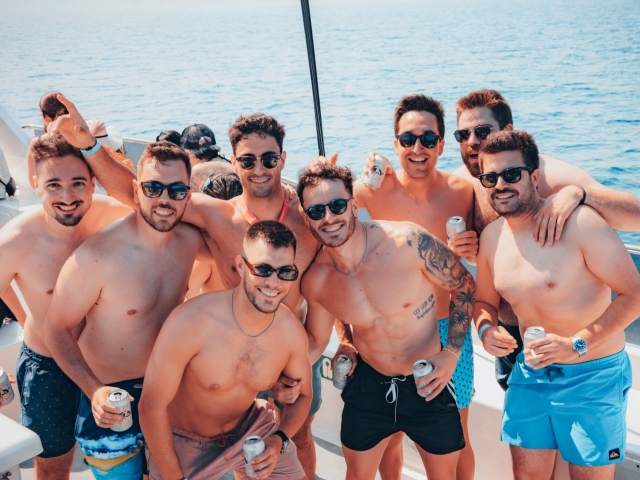 Amigos divirtiéndose en la boat party