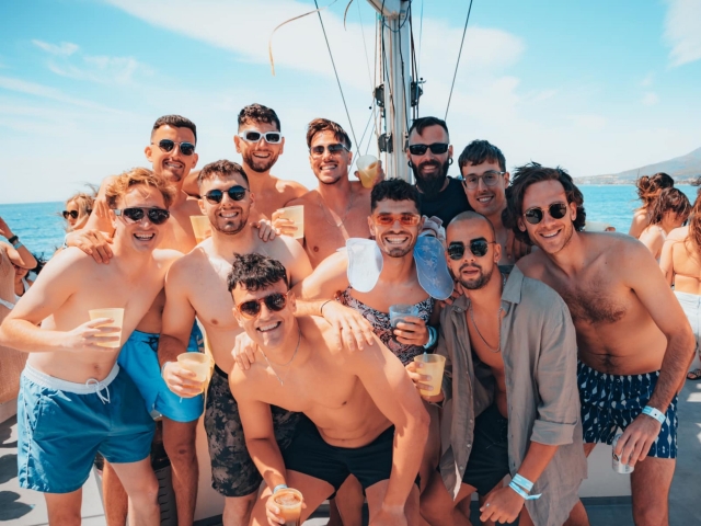 Amigos disfrutando del paseo en barco