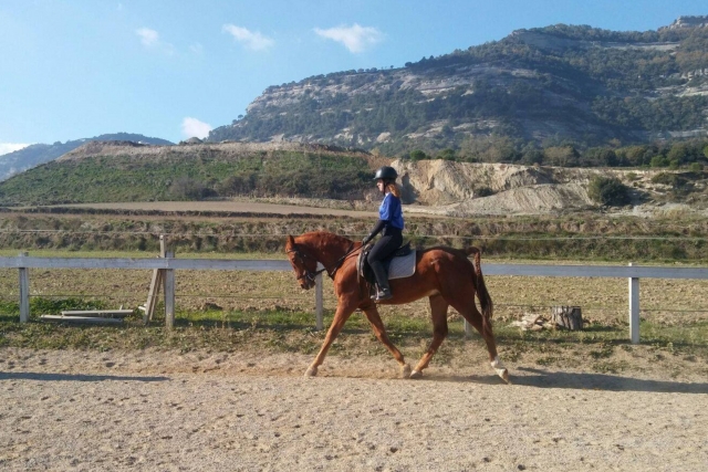 Chica trotando por las instalaciones antes de salir a la ruta