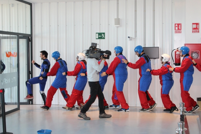 Saltadores de túnel de vento fazendo conga 