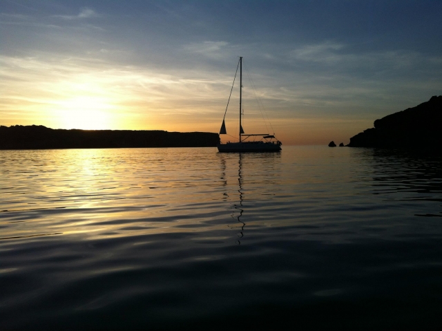 Naviguer au coucher du soleil 