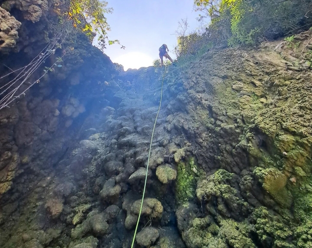 Descenso de rápel en la isla canaria