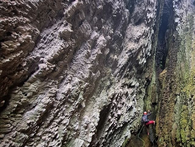 Superando las rocas haciendo rapel