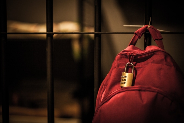  Du musst den Rucksack öffnen 