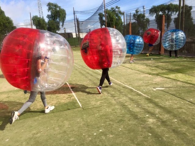  Jogando futebol bolha 