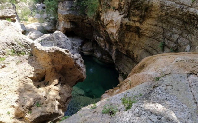  Piscinas de água cristalina nas ravinas 