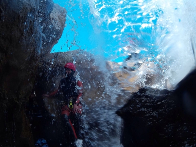 Salpicado por el agua