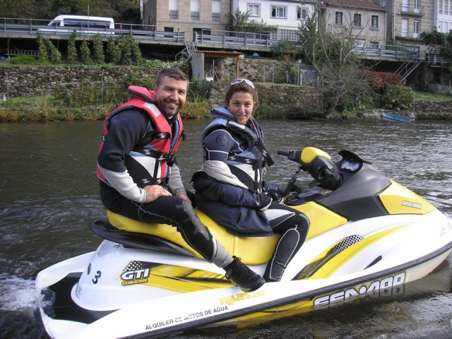 Moto de agua en la ria