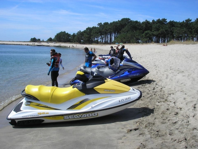Motos de agua en la playa