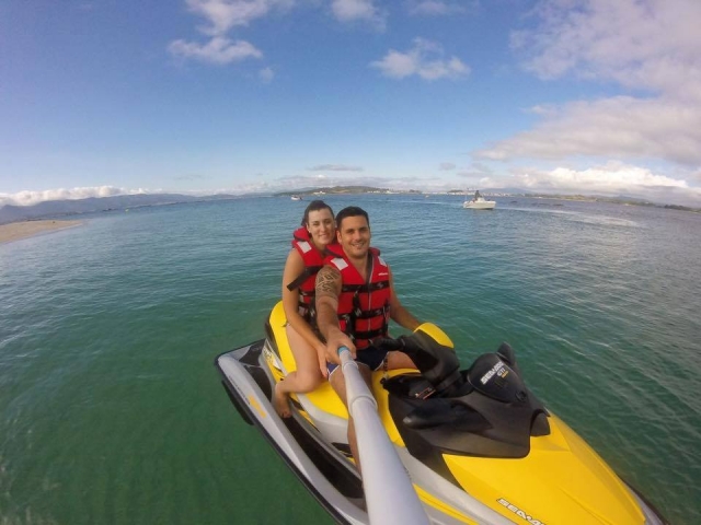 Pareja montando en moto de agua