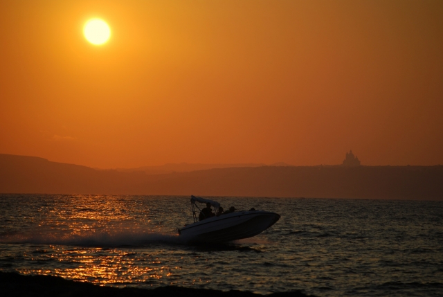Speed boat al atardecer