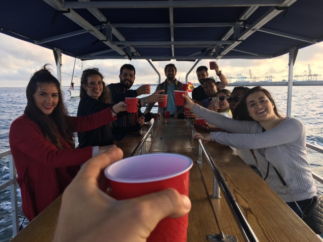 Brindando en una despedida por el éxito de la actividad