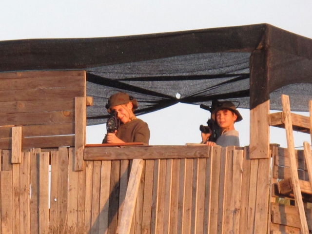 vigilando el campamento