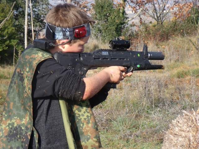 Diriger l'arme vers le terrain adverse 