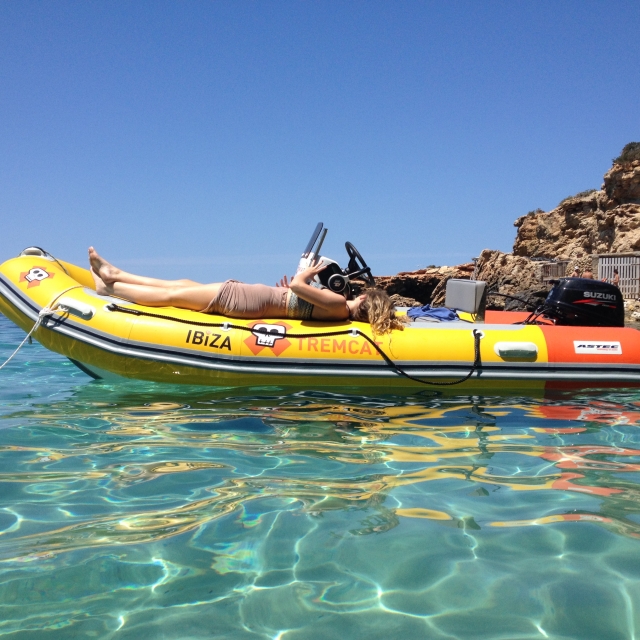 fondeado en Ibiza con un barco de renta sin carnet