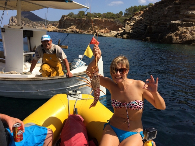 fondeados en cala salada con una zodiac de renta. No necesitas carnet para pasar un dia navegando a su aire