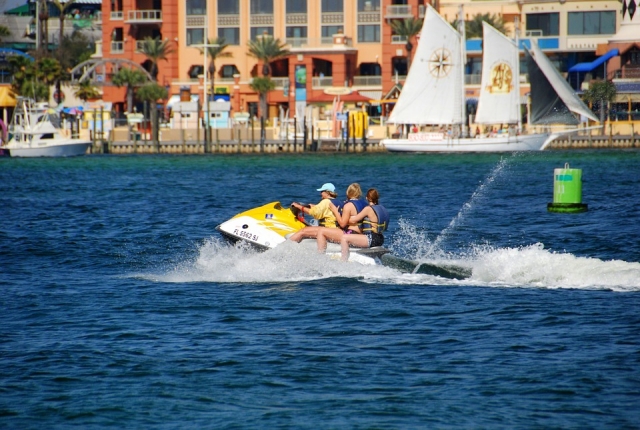 Famille en jet ski 