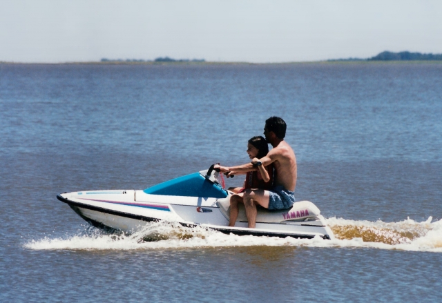 Padre e hija en moto acuática