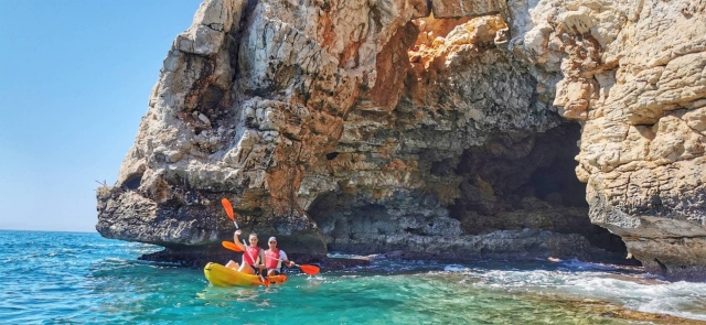  Kayak tour through the coves of Alicante 