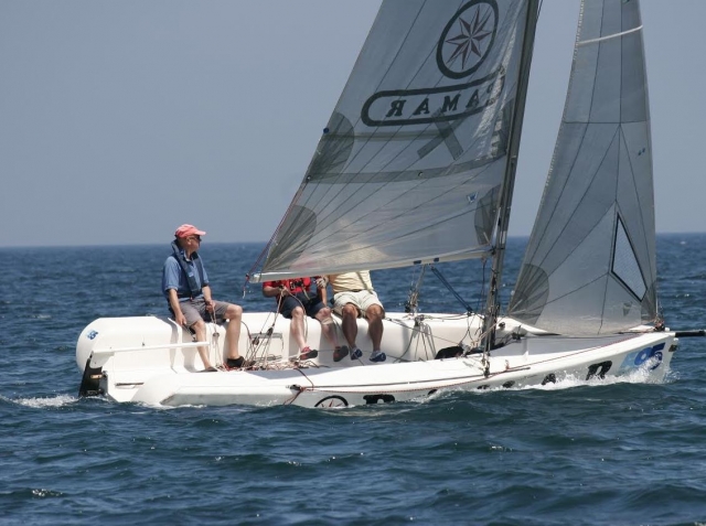 Sentados a un lado del velero