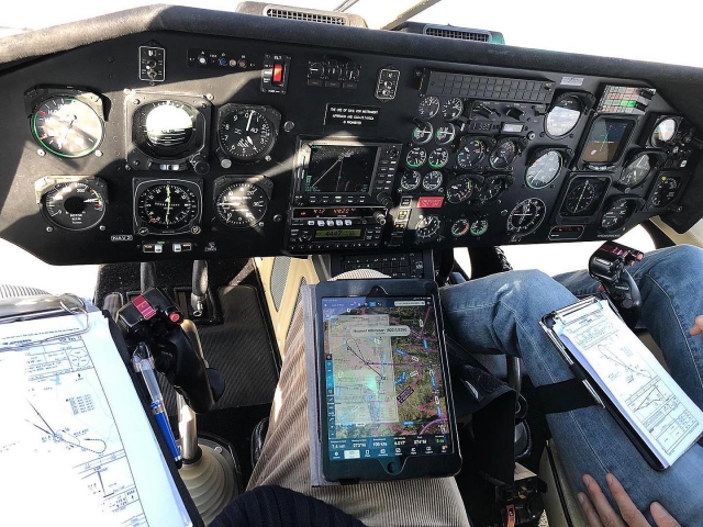  Im Helikopter-Cockpit während des Fluges 