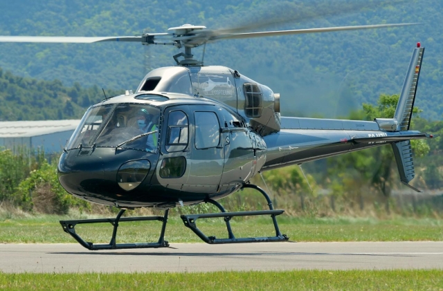  AS355N-Helikopter auf der Landebahn 