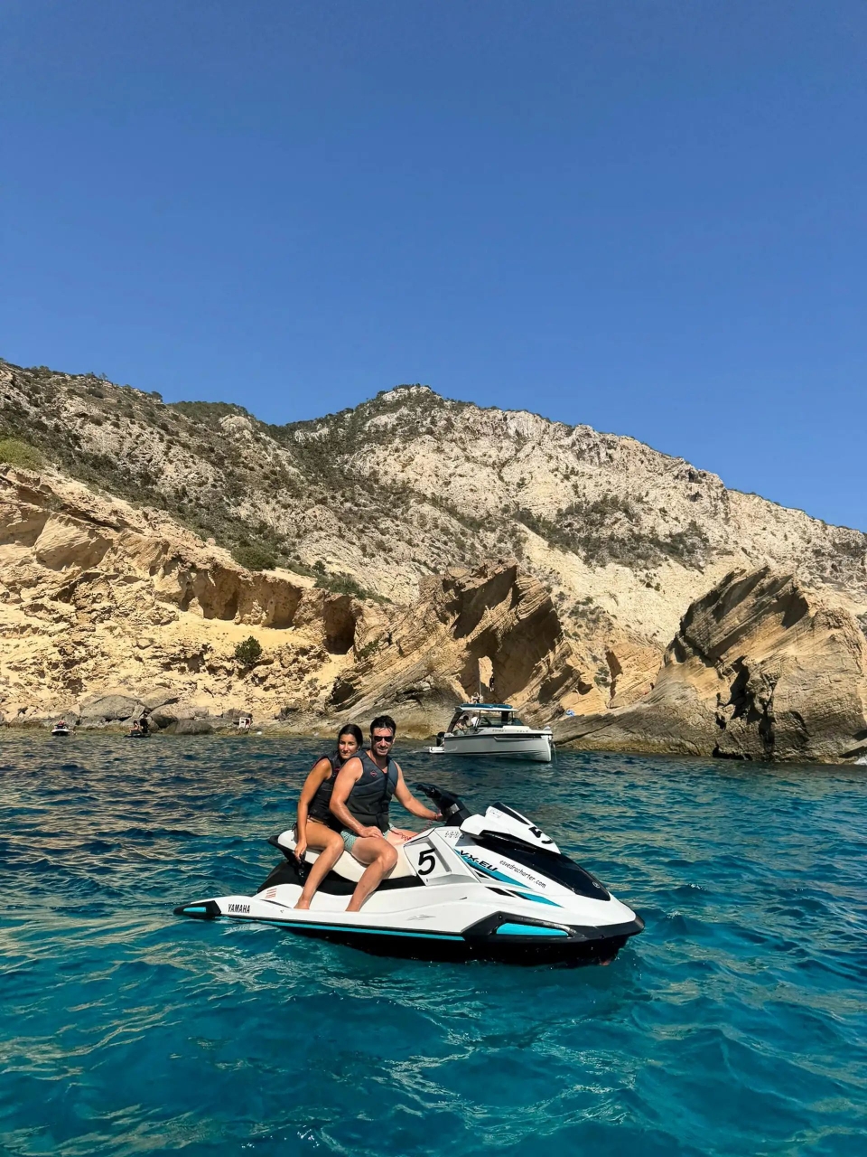  Jet ski naviguant dans les criques d'Ibiza 