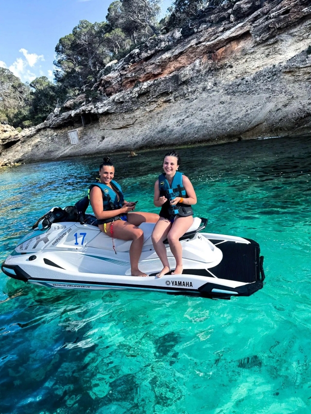 Durante una parada en la ruta de moto de agua