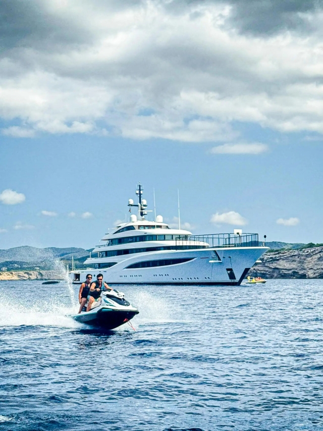 Recorre la costa de Ibiza en moto de agua