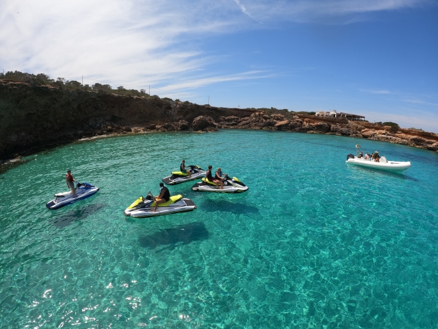 Paseo en moto acuática por Ibiza