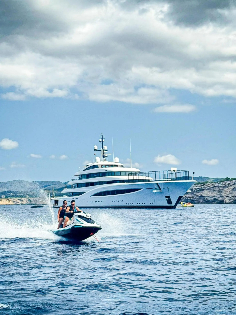 Recorre la costa de Ibiza en moto de agua