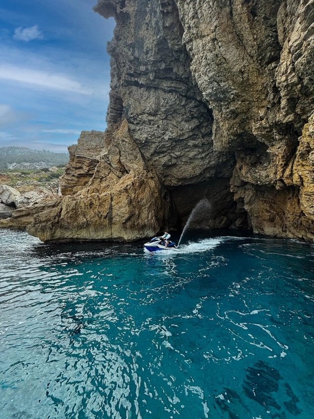 Conosci Cala d'Aubarca a bordo di una moto d'acqua a due posti 