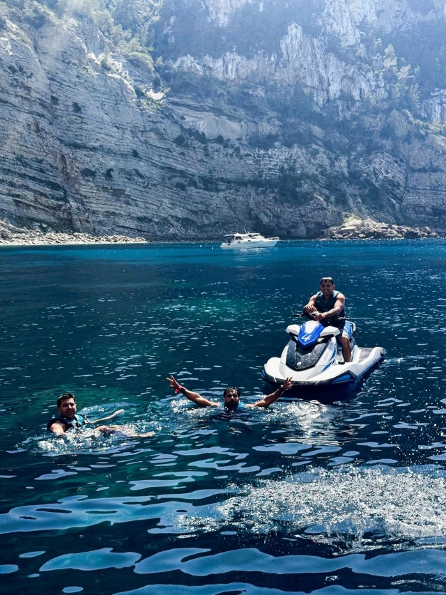  Giro in moto d'acqua sulla moto d'acqua 