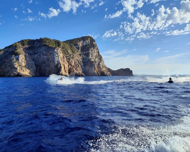 A tutta velocità sulla costa di Ibiza 