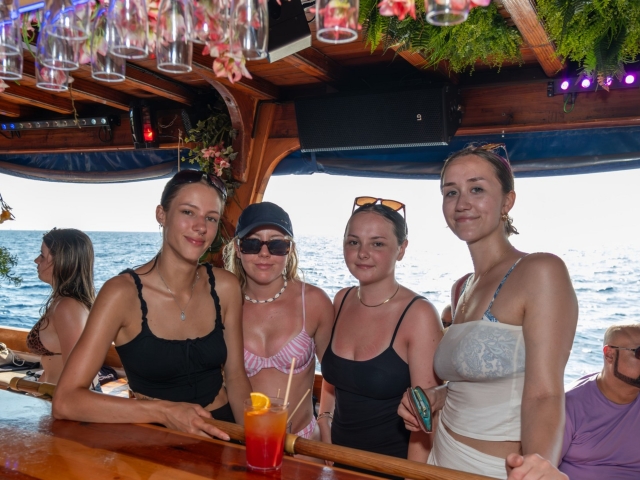  Amis prenant un cocktail 