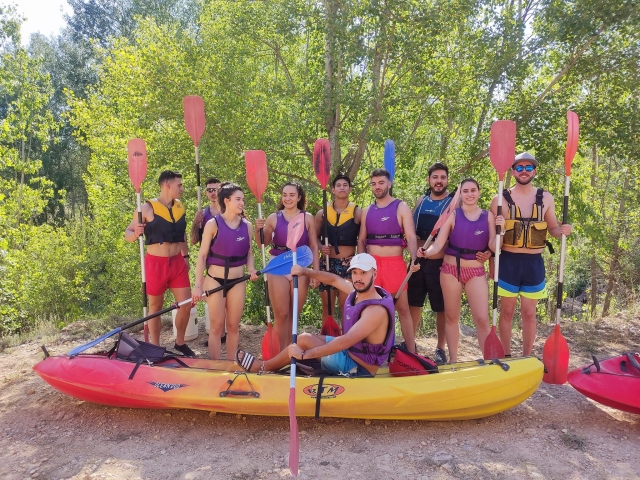 Preparando los equipos de kayaks
