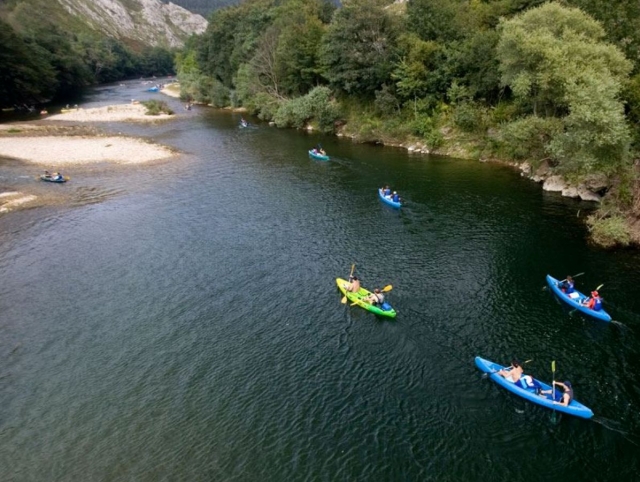 grupo de piraguas por el Sella