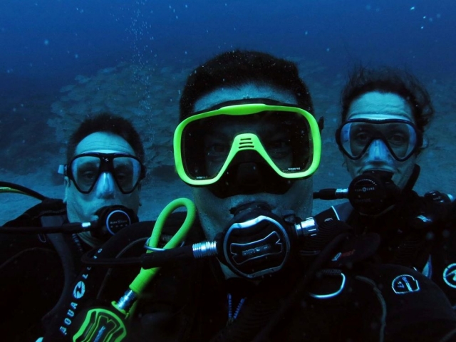  diving with friends 
