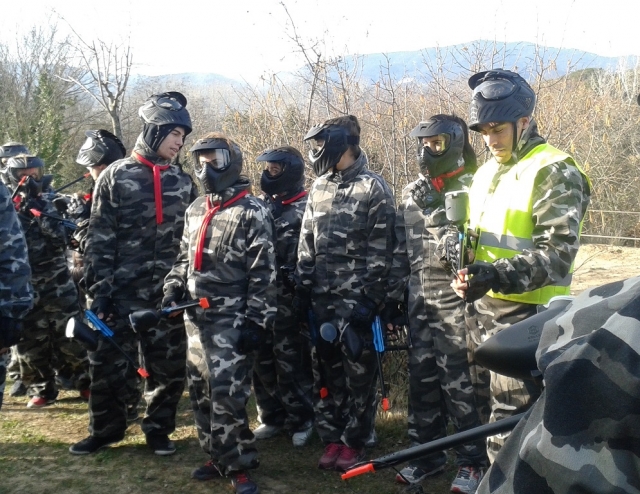  拿着记号笔 