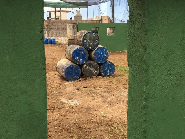 Barricadas de bidones en campo de paintball