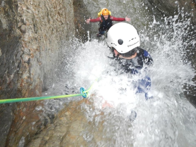 Deslizándose por la cascada