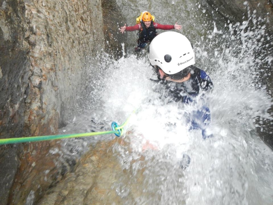  Scivolando lungo la cascata