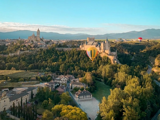  Globe arostatico attraverso la città di Segovia 