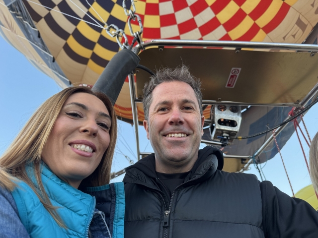  情侣乘坐热气球