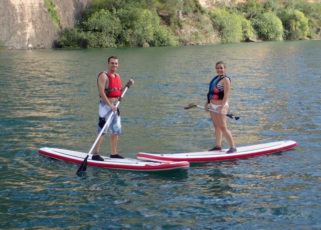 En tablas de sup en el rio
