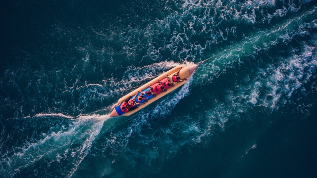  À toute vitesse sur le bateau banane